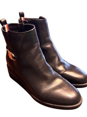 Tommy Hilfiger Black Leather Ankle Boots  Gold Detail Side Zippers Clasic